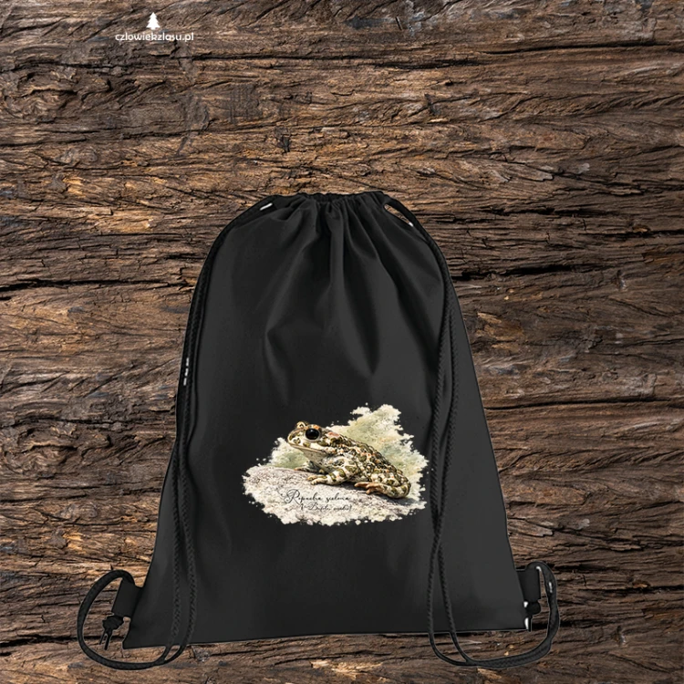 Czarny bawełniany worek-plecak z ropuchą zieloną (Bufotes viridis) - autorska grafika Pauliny Strejczek-Jaźwińskiej. Fair Trade, 280 g/m². Kolekcja Ropucha zielona, Człowiek z Lasu.