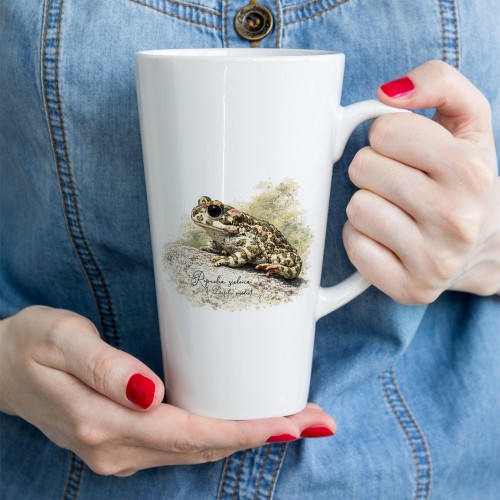 Biały kubek latte 300 ml z ropuchą zieloną (Bufotes viridis) - autorska grafika Pauliny Strejczek-Jaźwińskiej. Nadruk sublimacyjny. Kolekcja Ropucha zielona, Człowiek z Lasu.