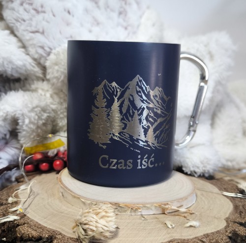 Metalowy kubek turystyczny z napisem "Czas iść..." i karabińczykiem, na wędrówki górskie i biwak. Pojemność 300 ml, możliwość personalizacji. Kolekcja Miłośnik gór, Człowiek z Lasu.