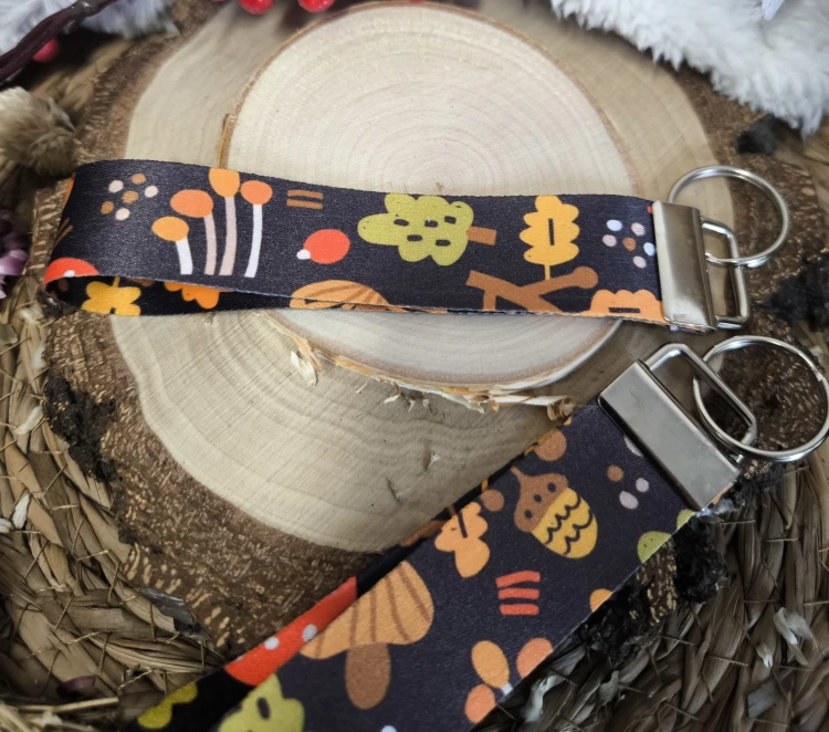 Minismycz w kolorze czarnym z motywem żołędzi - brelok do kluczy lub zawieszka na plecak, 15x2,5 cm, z możliwością personalizacji imieniem. Człowiek z Lasu.