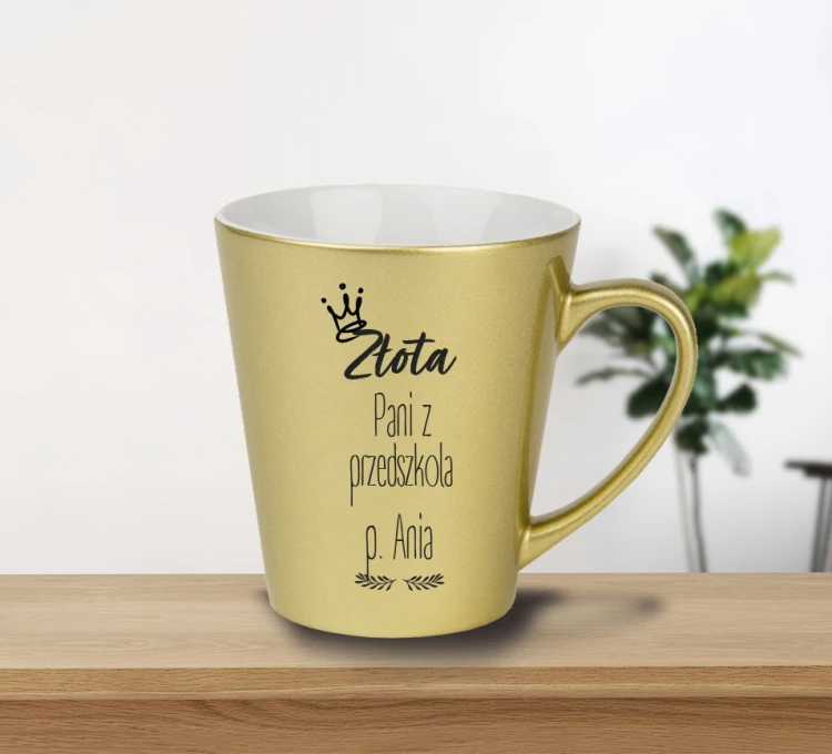 Złoty, perłowy kubek latte "Złota Pani z przedszkola" - autorski projekt Pauliny Strejczek-Jaźwińskiej. 300 ml, personalizacja imieniem. Człowiek z Lasu.