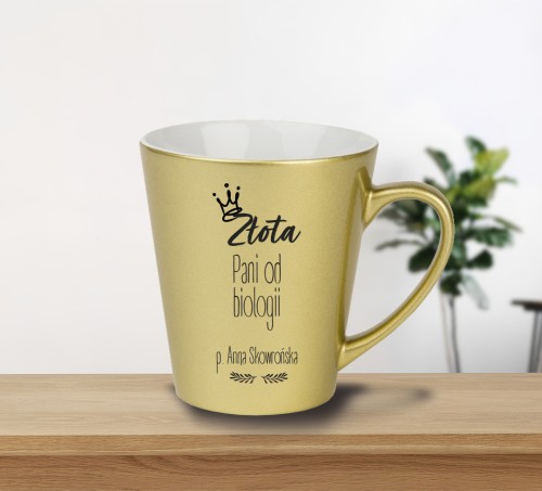 Złoty, perłowy kubek latte "Złota Pani od biologii / Złoty Pan od biologii" - autorski projekt Pauliny Strejczek-Jaźwińskiej. 300 ml, personalizacja imieniem. Człowiek z Lasu.
