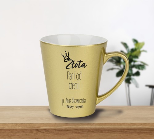 Złoty, perłowy kubek latte "Złota Pani od chemii / Złoty Pan od chemii" - autorski projekt Pauliny Strejczek-Jaźwińskiej. 300 ml, personalizacja imieniem. Człowiek z Lasu.